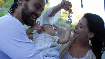 Carmo Dalla Vecchia e Alinne Moraes com a menina que faz a princesa Aurora quando bebê na novela 'Cordel Encantado' - Reprodução / TV Globo