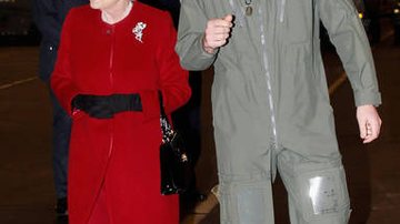 Rainha Elizabeth II e Príncipe William na Força Aérea Real - Getty Images