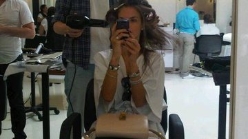 Alessandra Ambrósio no salão de beleza em NY - Reprodução / Twitter
