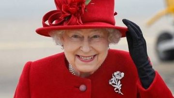 Rainha Elizabeth II sorri ao segurar o chapéu - Getty Images