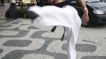 Robert Rey, o Dr. Hollywood, mostra habilidades na capoeira - Rodrigo dos Santos / AgNews