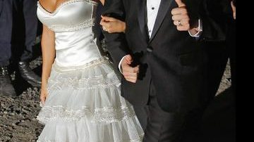 Estrela de sucessos da TV argentina e musa do clipe Haven't Met You Yet, de Michael Bublé, a noiva, Luisana, surge linda com vestido de decote sexy e saia romântica em camadas. - REUTERS
