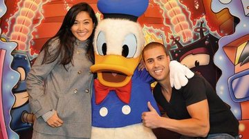 Os namorados brincam com o simpático Pato Donald no Walt Disney World.