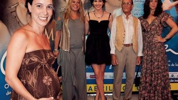 Miriam Freeland dá parabéns ao elenco: Via Negromonte, Tainá Müller, Nelson Xavier e Vanessa Gerbelli. - RENATO WROBEL