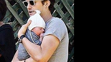 Orlando Bloom com seu filho, Flynn - Reprodução