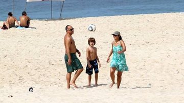 Patrícia Poeta joga futebol com o marido, Amauri Soares, e o filho, Felipe - Wall&#8203;ace Barbosa/Ag&#8203;News