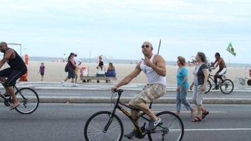 Vin Diesel aproveita o tempo bom do Rio de Janeiro para se exercitar ao ar livre - AgNews