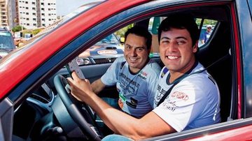 Sergio e Bruno se preparam para o início da prova de regularidade, na qual devem completar o percurso dentro do tempo estabelecido. - CAIO GUIMARÃES