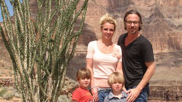 Britney Spears passa dia no Grand Canyon com os filhos e o namorado - Grosby Group