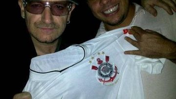 Ronaldo posta foto com Bono Vox, segurando a camisa do Corinthians - Twitter