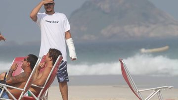 De férias, Caio Castro quebra o braço e muda o visual - AgNews