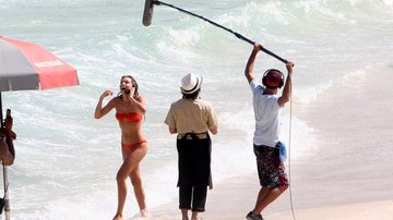 A atriz Grazi Massafera durante gravação do filme Billi Pig na praia do Leme, no Rio de Janeiro