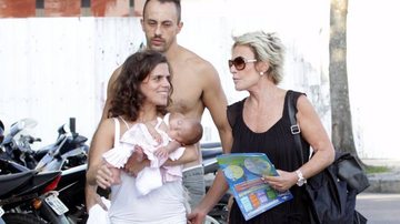 Ana Maria Braga com a neta Joana, a filha Mariana e o genro Paschoal - Adilson Lucas / AgNews