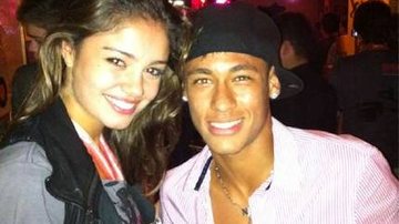 Sophie Charlotte tira foto ao lado do jogador do Santos Neymar - Reprodução Twitter