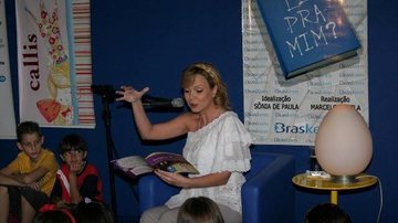 Eliana lê para crianças no Museu da Língua Portuguesa, em São Paulo - Manuela Scarpa/Photo Rio News