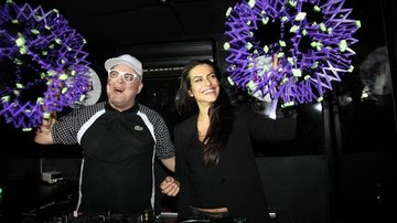 Cléo Pires se diverte com DJ Zé Pedro - Photo Rio News