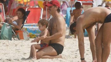Guilherme Fontes curte o filho na praia - J. Humberto/ AgNews