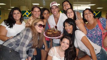 Mau Mau é recebido por seu fã clube com bolo de aniversário - Photo Rio News