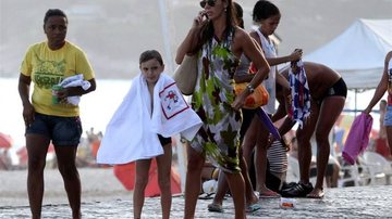 Glenda Koslowski aproveita o dia com seu filho na praia - Andre Freitas / AgNews