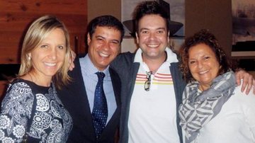 Em seu restaurante, Carlos Bettencourt recebe Mônica Pimentel, da RedeTV!, e os jornalistas Felipeh Campos e Joyce Pascowitch. - CALÃO JORGE, CASSIA DOMINGUES, DEBORAH VAIDERGORN, DUDU PACHECO, FOTO AZUL, J.C. SANTOS, MÔNICA ALONSO E RICARDO RIBES.