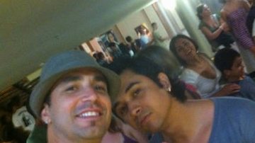 Latino e o amigo Allan Chilleno na fila do cinema para assistir ao filme VIPs - Reprodução / Twitter