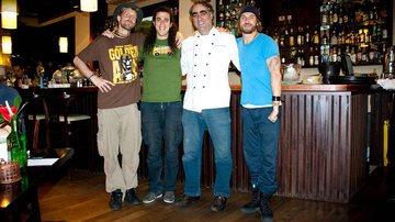 Integrantes da banda de Macaco, entre o chef Arturo Frak e o cantor - J. Lacaz