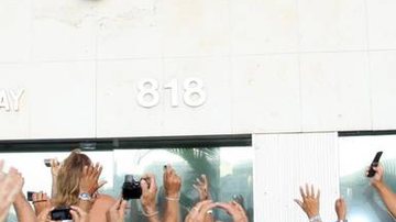 Roberto Carlos ganha homenagem e acena para fãs - Photo Rio News