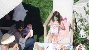 Suri Cruise abre seus presentes de aniversário em festa na mansão da família em Los Angeles - Grosby Group