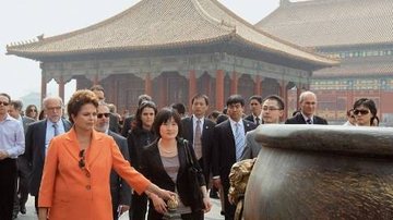 Acompanhada por uma delegação, Dilma conhece a Cidade Proibida, em Pequim. - FOTOS: CITY FILES E REUTERS