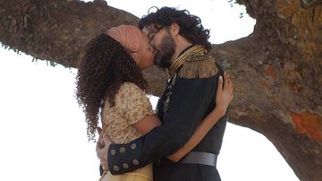 O beijo de Rei Augusto e Maria Cesária em 'Cordel Encantado' - TV Globo / Alex Carvalho