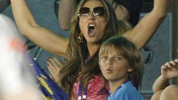 Elizabeth Hurley e seu filho Damian assistem ao jogo de cricket - Reprodução