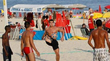 Thiago Martins joga futebol na praia do Leblon - J. Humberto/Ag News
