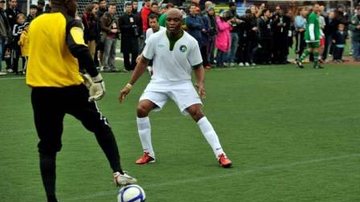 Anderson Silva joga futebol em NY - Getty Images