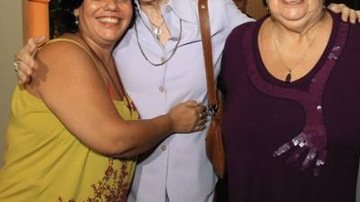 O abraço de Stella Maris Caymmi, filha de Nana, Fernanda e a cantora. - GIANNE CARVALHO