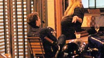 Grávida de quase 9 meses de um menino, a atriz sorri e conversa com seu ex-marido durante jantar em um restaurante carioca - FOTOS: FAUSTO CANDELÁRIA / AGNEWS