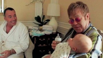 Elton John e o marido paparicam o herdeiro - SPLASH NEWS