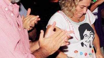 Sob o olhar do amado, Jorge Barata, Cissa faz 54 anos usando camiseta com imagem de Rafael, morto em 2010. - XANDE NOLASCO