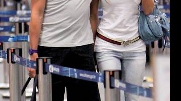 Na quarta-feira, 20, Felipe Dylon e Mariana Fusco se abraçam no aeroporto, dois dias após ele ter assumido novo romance. - LEOTTY JUNIOR/AG NEWS E REPRODUÇÃO TWITTER