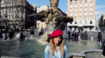 Em Roma, diante da Fontana Del Tritone, na Praça Barberini, a atriz fala sobre fim do namoro de mais de um ano com o cantor. - Arquivo Pessoal