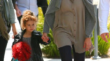 Jessica Alba com a filha Honor Marie em dia de compras - CityFiles