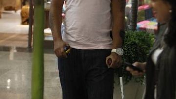 Adriano passeia de muletas em shopping do Rio de Janeiro - Delson Silva/AgNews