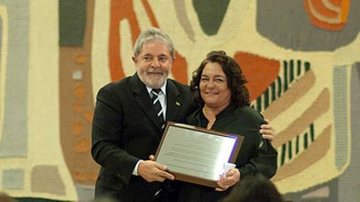 Luciana de Moraes em agosto de 2010, ao receber do então presidente Lula uma homenagem concedida a seu pai, o compositor Vinicius de Moraes - Divulgação/ Ministério da Cultura