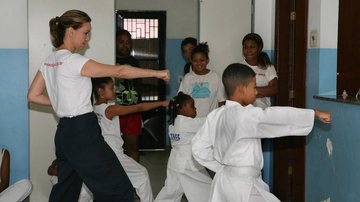 Julia Lemmertz se diverte com crianças de projeto apoiado pela ActionAid - Fabrizia Granatieri