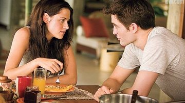 Bella (Kristen Stewart) e Edward (Robert Pattinson) em cena do filme 'Amanhecer' - Reprodução / Entertaniment Weekly