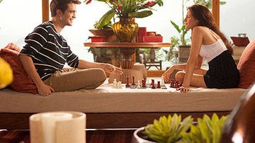 Bella (Kristen Stewart) e Edward (Robert Pattinson) em cena do filme 'Amanhecer' - Reprodução / People