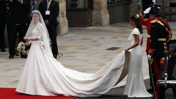 Pippa arruma cauda do vestido de Kate Middleton - Getty Images