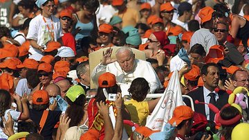 05/09/2004 - Papa chegando a Loreto, na Itália, para missa ao ar livre - Getty Images