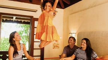 A atriz e seus pais, Neide Maia e o marceneiro Telmo Marquezine, observam a diversão da caçula, Luana, no bangalô da Ilha. - Cadu Pilotto