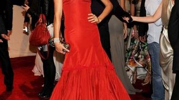 Gisele poderosa em vestido vermelho de McQueen - Getty Images