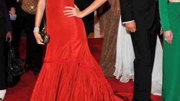 Gisele poderosa em vestido vermelho de McQueen - Getty Images